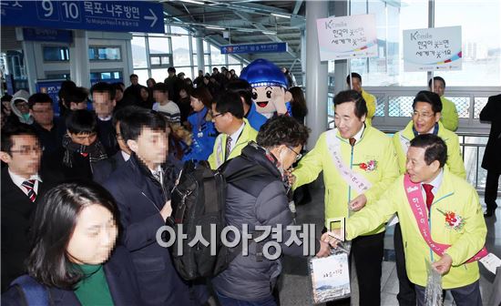 이낙연 전남지사와 윤장현 광주시장이 14일 오전 광주 송정역에서 K-스마일 확산 및 광주ㆍ전남 관광발전을 위한 업무협약을 마치고 KTX열차 이용객에게 홍보활동을 펼치고 있다. 사진제공=전남도
