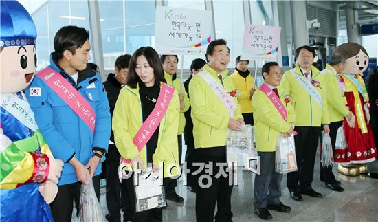 이낙연 전남지사와 윤장현 광주시장, 정창수 한국관광공사 사장 등 참석자들이 14일 오전 광주 송정역에서 K-스마일 확산 및 광주ㆍ전남 관광발전을 위한 업무협약을 마치고 홍보활동을 펼치고 있다. 사진제공=전남도