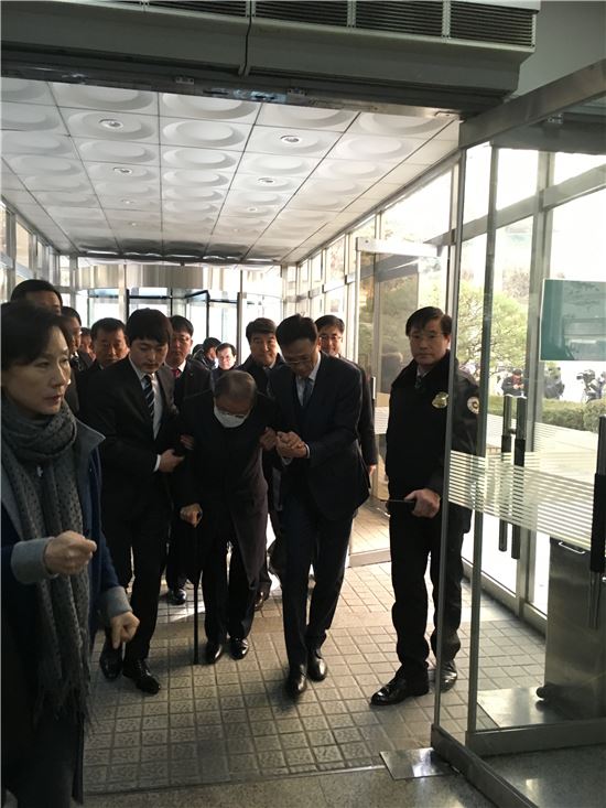 조석래 효성 회장이 15일 1심 선고 공판에 참석하기 위해 서울지방법원으로 들어오고 있다.  