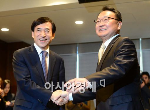 유일호 경제부총리 겸 기획재정부 장관(오른쪽)과 이주열 한국은행 총재.