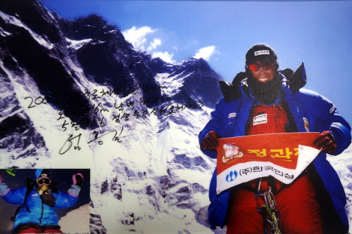 사진 : 2007년 로체샤르(8,516m) 등정 당시 엄홍길 대장 = KGC인삼공사 제공 