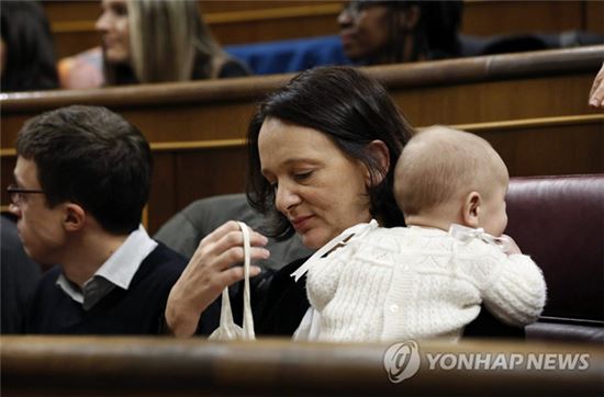 [포토] ‘의회서 아기 수유’ 스페인 여성 의원 논란 