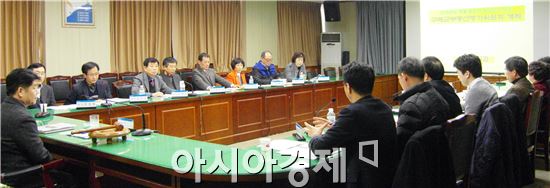 구례군(군수 서기동)은 14일 군청 상황실에서 구례군부동산평가위원회를 개최했다.