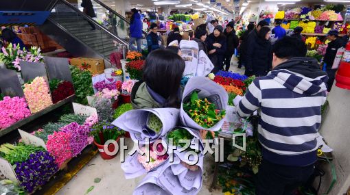 [포토]졸업·입학 시즌 붐비는 양재꽃시장