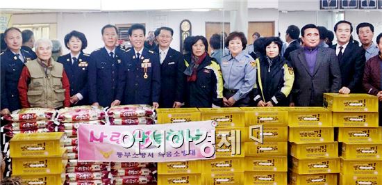 광주 동부의용(여성)소방대는 15일 동명동주민센터에서 관내 독거노인 및 수급자 30세대에 백미 30포(10kg), 김 30톳을 전달했다. 

