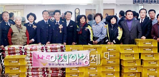 광주 동부의용(여성)소방대는 15일 동명동주민센터에서 관내 독거노인 및 수급자 30세대에 백미 30포(10kg), 김 30톳을 전달했다. 
