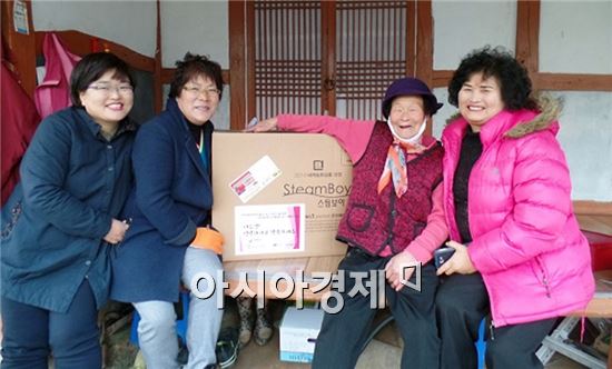 장흥군(군수 김성)은 지역에 홀로 사는 노인 30명에게 온수매트를 전달했다.