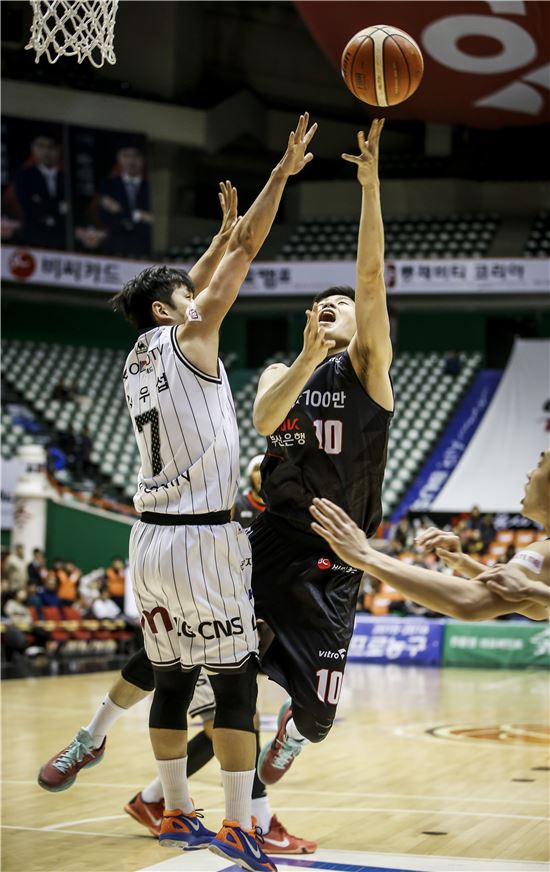 조성민의 3점포 앞세운 KT, LG 상승세 꺾었다