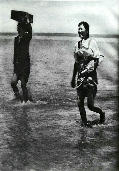 '일본의 전력'에 실린 위안부 사진 '도하(渡河). 1938년 6월18일 황허 연안 류위안에서 찍었다고 한다. 군인들을 따라가는 중이었는데, 사진을 찍으려 하자 이를 드러내 보이며 활짝 웃었다.