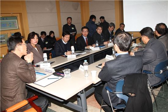 강호인 국토교통부 장관(왼쪽)이 과천 뉴스테이 공급촉진지구 브리핑에서 교통대책과 관련해 실무진과 의견을 나누고 있다.