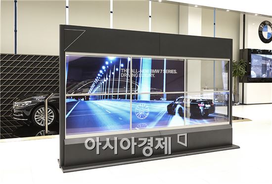▲인천 영종도 BMW 드라이빙 센터에 설치된 삼성전자 투명 OLED 디스플레이 비디오월(제공=삼성전자)