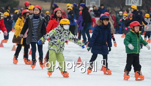 [포토]포근한 주말, 북적이는 스케이트장 