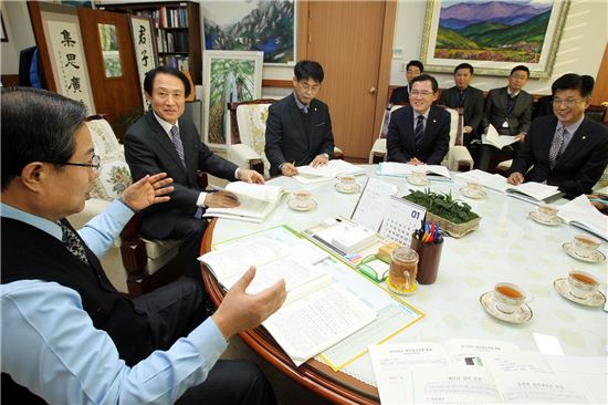 광주 북구(청장 송광운)는 15일 북구청장실에서 간부공무원들이 참석한 가운데 2016년도 구정 운영방향과 주요업무의 원활한 추진을 위해 신년 업무보고회를 개최했다. 사진제공=광주시 북구