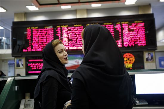 ▲테헤란 증권 거래소에서 여성 직원들이 이야기를 나누고 있는 모습. 이란이 국제사회로 전격 복귀하면서 전 세계가 이란이 품은 잠재력을 주목하고 있다. (사진=블룸버그)