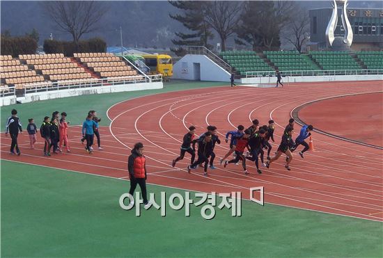 겨울철 전지훈련 시즌을 맞아 장흥군에 스포츠팀이 잇따라 유치되면서 지역경제에 활력을 불어넣고 있다.