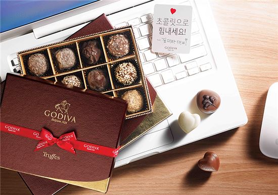 고디바 시그니쳐 트뤼프 컬렉션과 고디바가 의리 초콜릿 캠페인 일환으로 제작한 ‘의리’ 메시지 태그가 놓여 있는 모습
