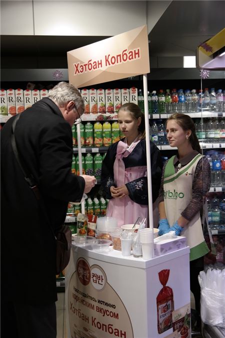 햇반 컵반 러시아 현지 소매점 시식행사