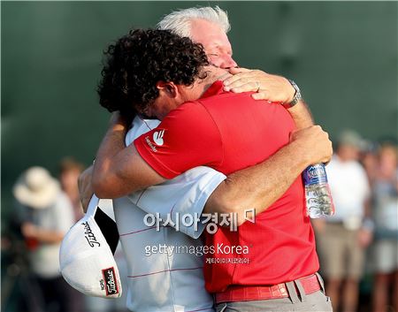 로리 매킬로이가 2012년 PGA챔피언십 우승 당시 아버지 개리와 포옹하며 감격하고 있는 장면. 사진=Getty images/멀티비츠 