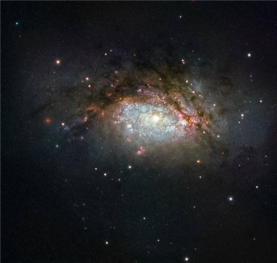 ▲두 개의 은하가 충돌해 만들어진 타원은하 NGC 3597.[사진제공=ESA/NASA/허블우주망원경]