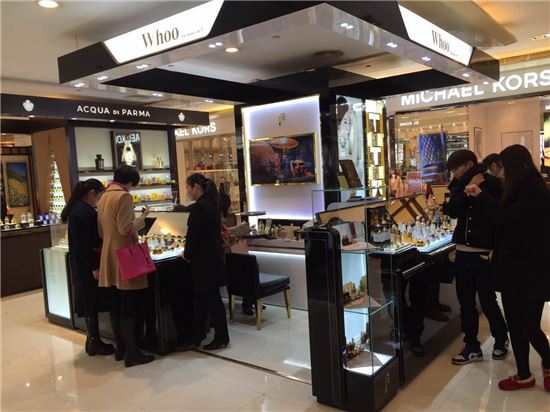중국인 고객들이 15일 오후 중국 상하이에 위치한 주강 백화점 1층에 위치한 LG생활건강 후 매장에는 제품을 구매하고 있다. 