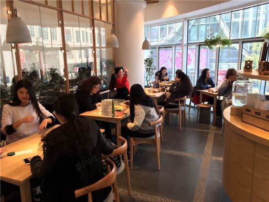 중국인 고객들이 15일 오후 중국 상하이 난징둥루에 위치한 아모레퍼시픽그룹의 이니스프리 플래그십스토어 2층 카페에서 차를 마시고 있다. 