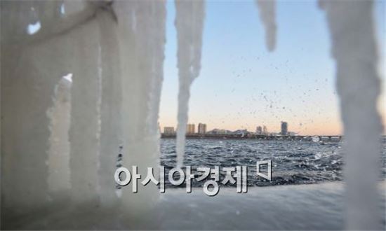 기록적인 한파에 車도 얼었다…긴급출동 최대 5배 급증 