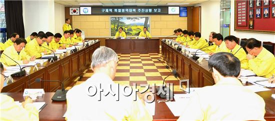 고창군은 18일 군청 2층 상황실에서 각 실과소장들이 참석한 가운데 구제역 차단방역을 위한 긴급방역대책회의를 개최했다.