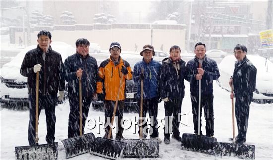 최경환 후보, 운암동에서 주민들과 제설작업 실시 