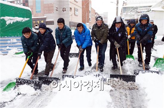 [포토]최영호 남구청장, 주민 안전을 위한 제설작업 나서