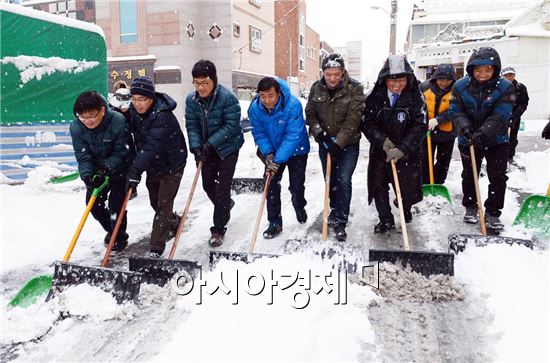 최영호 광주시 남구청장은 19일 구청 공직자들과 함께 폭설 및 도로결빙으로 인해 주민들의 보행과 교통 불편을 줄이기 위해 이면도로와 골목길 제설작업에 나섰다.사진제공=광주시 남구
