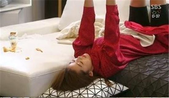 모관 운동을 하고 있는 전지현. 사진=SBS '별에서 온 그대' 방송캡처