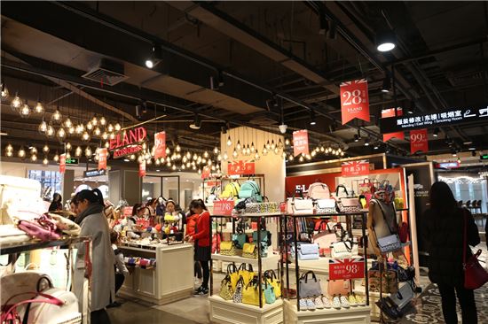 고객들이 15일 중국 상하이 이랜드액세서리 매장에서 제품을 구경하고 있다.