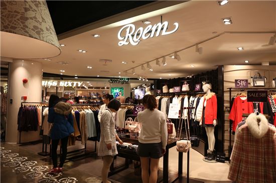 고객들이 15일 중국 상하이 로엠 매장에서 상품을 구경하고 있다. 