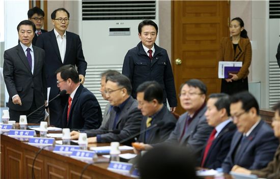 남경필 경기지사가 19일 열린 시군 부단체장 회의에 참석하기 위해 들어서고 있다. 