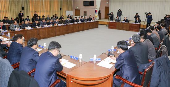 남경필 경기지사가 19일 도내 31개 시군 부단체장 회의를 주재하고 있다. 