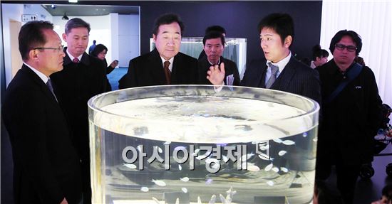 일본을 방문 중인 이낙연 전남지사가 19일 오전 오사카 스이타(吹田)시에 있는 엑스포시티를 시찰하고 있다. 작년 11월 개장한 엑스포시티는 뮤지엄과 수족관, 영화관, 패션 및 잡화점 등을 갖춘 엔터테인먼트와 쇼핑몰을 결합한 일본 최대급 복합시설이다.  