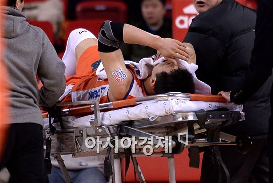 [포토]들것에 실려 나가는 정영삼