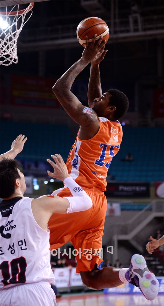 [포토]포웰, '고공 패스를 엘리웁으로'