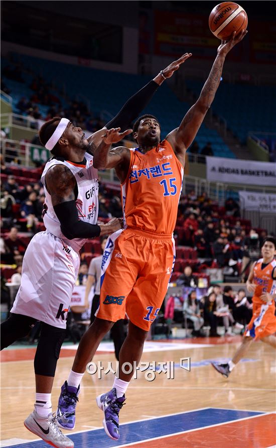 [포토]포웰, '내가 한 수 위'