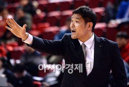 [포토]선수들 독려하는 kt 조동현 감독