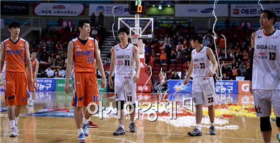 [포토]선수들 당황케 만든 축포