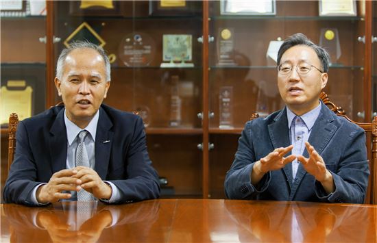 (오른쪽부터)윤호영 카카오부사장, 이용우 한국투자금융지주 전무