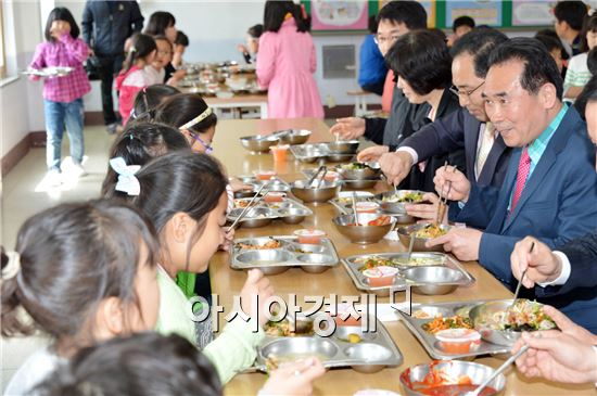 순창군이 관내 음식점 및 대량급식소에 친환경 쌀 유통 확대를 위한 시범사업을 추진한다.