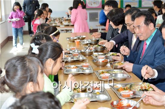 순창군이 관내 음식점 및 대량급식소에 친환경 쌀 유통 확대를 위한 시범사업을 추진한다. 