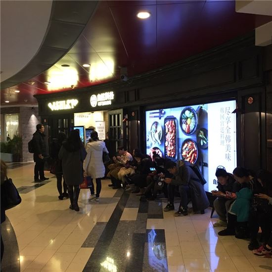 오마카세 부담스러운 한 끼 비용에 1인당 1만~5만원대에 식사와 디저트, 일부 주류까지 즐길 수 있는 중저가 뷔페는 성장세를 이어가고 있다. 아시아경제