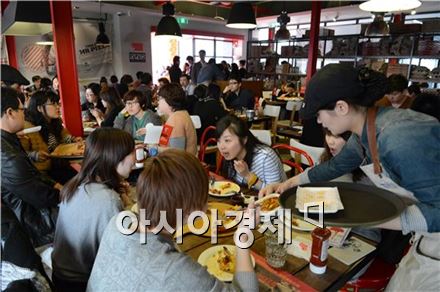 15일 미스터피자 중국 상하이 복주로점에서 중국 현지 고객들이 매장을 가득 메워 메뉴를 주문해 먹고 있다. 