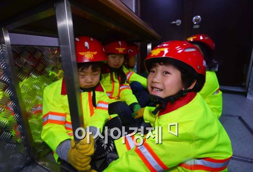 [포토]지진이 발생했을 땐 책상 밑으로 