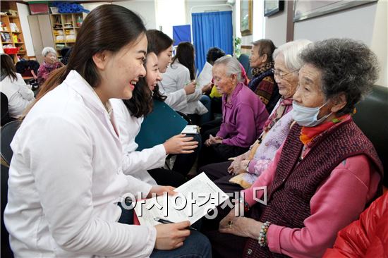 광주 동구는 20일 꽃메요양원 등 관내 6개 요양시설을 순회하며 입소 어르신을 대상으로 ‘찾아가는 치매 조기검진’을 실시했다. 사진제공=광주시 북구