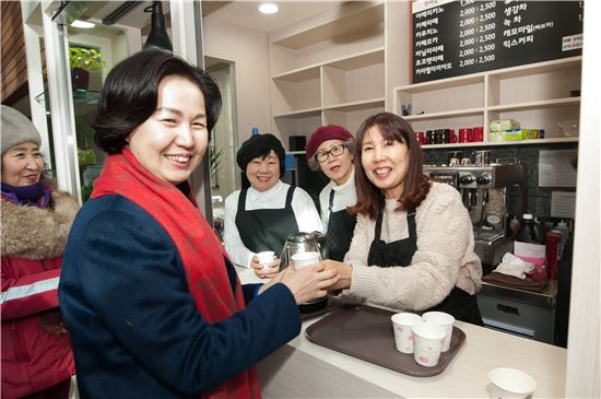 [포토]양천구 신월4동주민센터에 어울림카페 오픈 