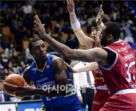 [포토]라틀리프, '수비가 장난 아니네'